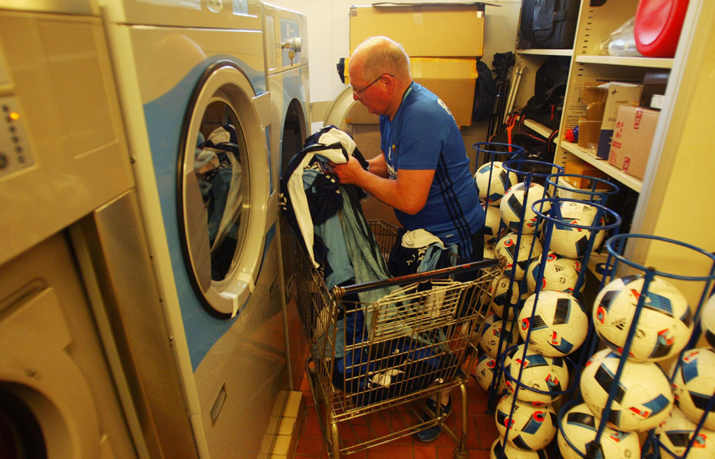 Inge fyller tvättmaskinen – men hemma slipper han ta hand om tvätten. 
